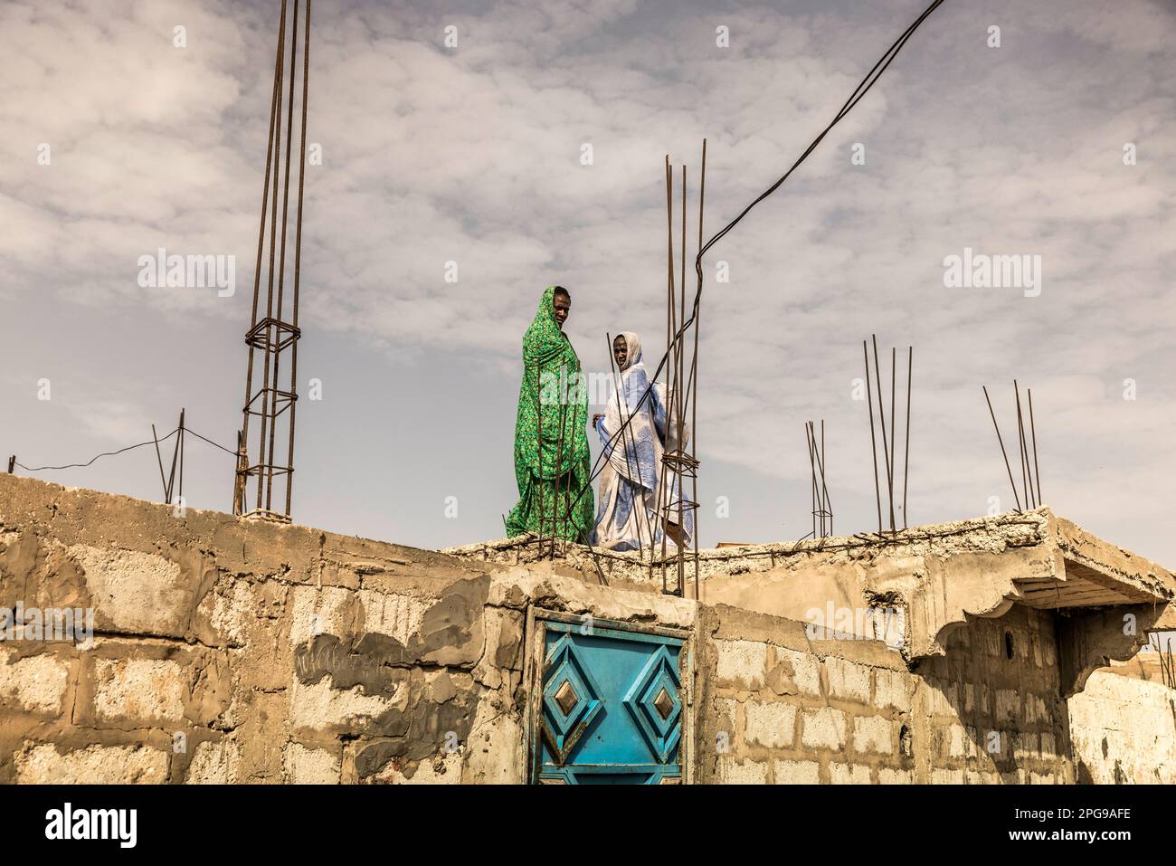 Les gens de tous les jours, traditionnels et simples, vivent dans les quartiers les plus pauvres de la capitale, Nouakshott, en Mauritanie. Banque D'Images