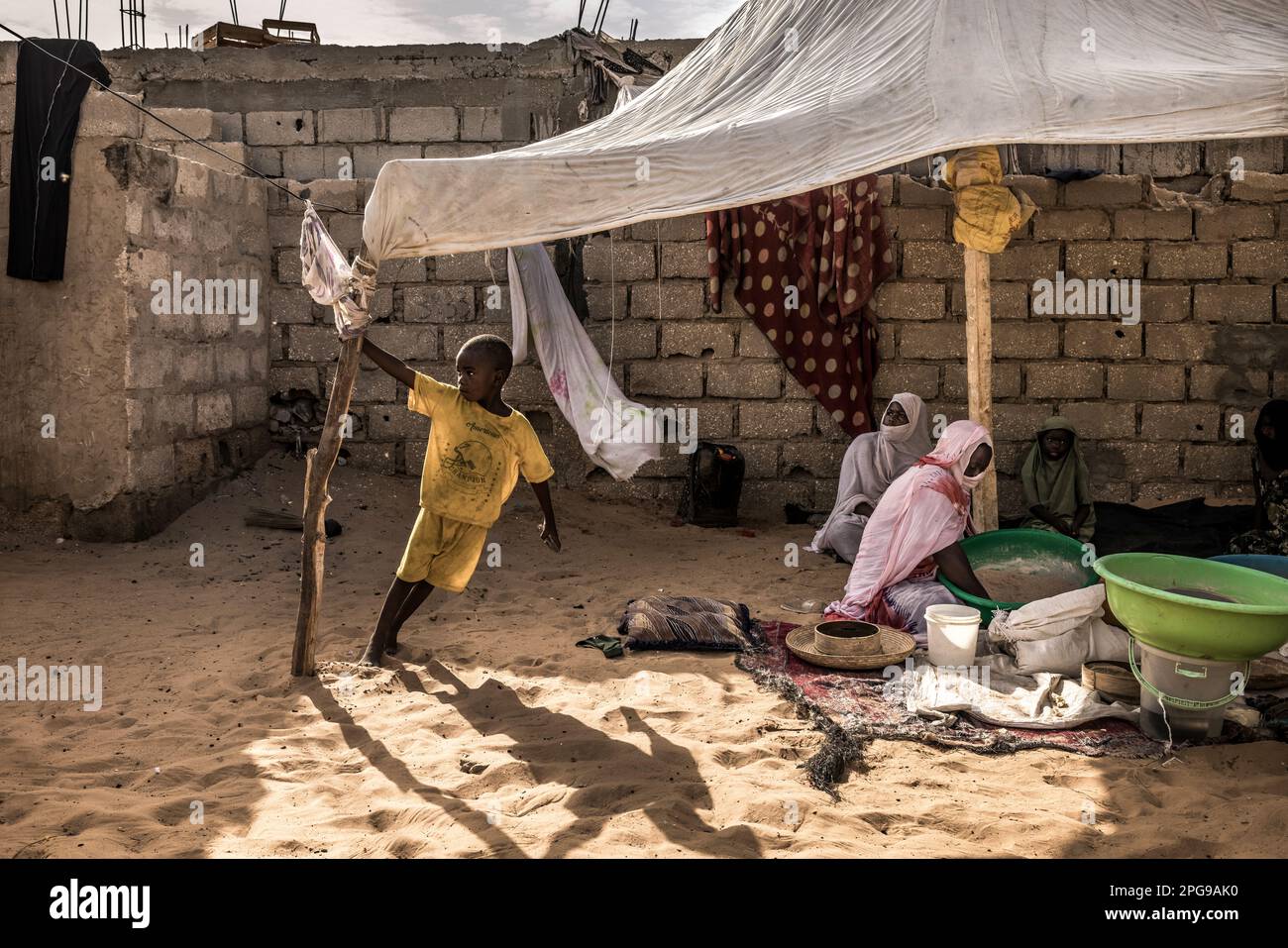 Les gens de tous les jours, traditionnels et simples, vivent dans les quartiers les plus pauvres de la capitale, Nouakshott, en Mauritanie. Banque D'Images