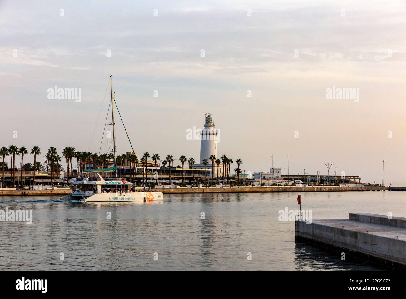 Le phare de Farola de Malaga ou de Malaga dans le port de Malaga sur la Costa del sol en Andalousie sud de l'Espagne construit en 1817. Banque D'Images