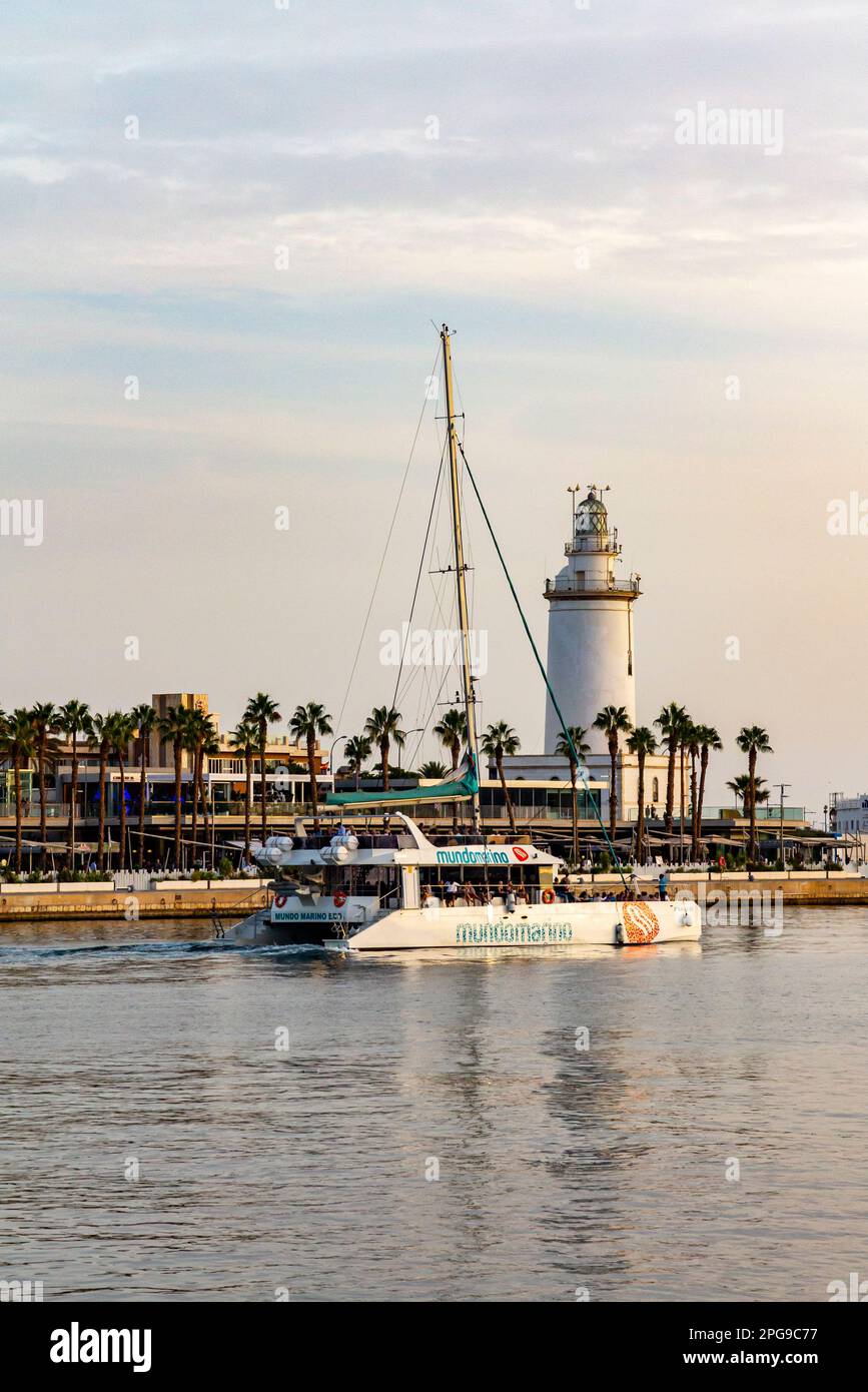 Le phare de Farola de Malaga ou de Malaga dans le port de Malaga sur la Costa del sol en Andalousie sud de l'Espagne construit en 1817. Banque D'Images