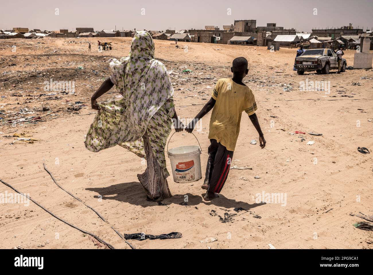 Point d'eau dans le quartier pauvre de Darnaim à Nouakshott, la capitale de la Mauritanie. La plupart des gens qui vivent ici sont issus de la tribu des Haratins, qui sont désavantagés à bien des égards, comme les possibilités d'éducation. L'État est l'un des 40 pays les moins développés du monde, comme l'a déterminé l'ONU. Banque D'Images