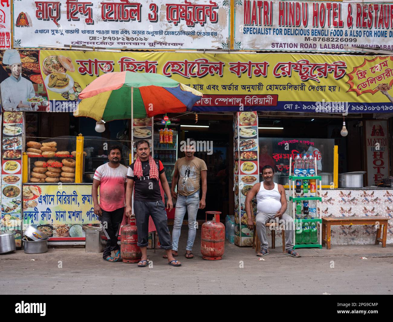 Les employés de restaurant posant pour une photographie en dehors de leur entreprise à Murshidabad, Bengale-Occidental, Inde. Banque D'Images