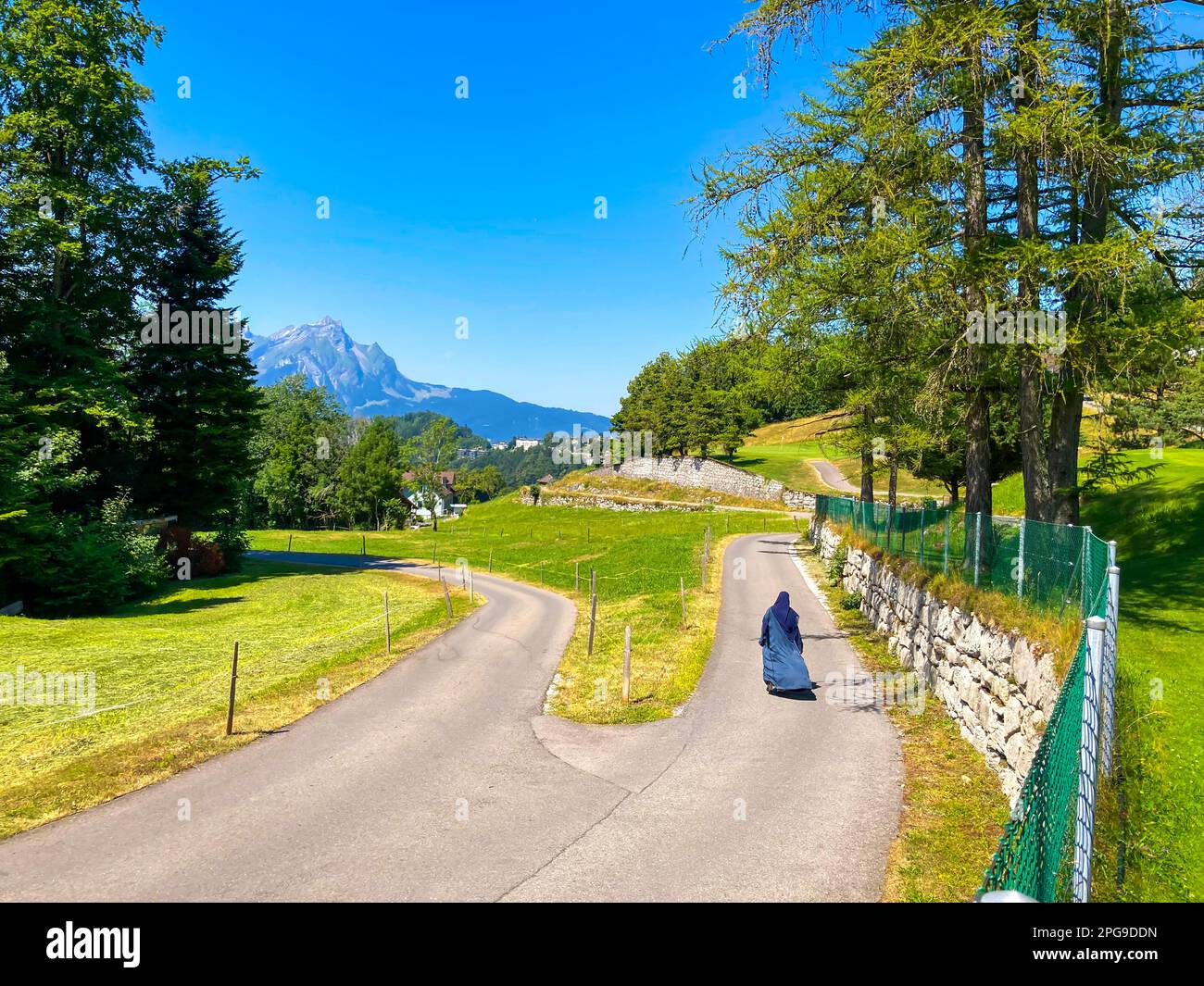 Randonnée musulmane sur la route de la montagne avec vue panoramique sur les Alpes suisses lors d'une Sunny Journée d'été à Burgenstock, Nidwalden, Suisse. Banque D'Images
