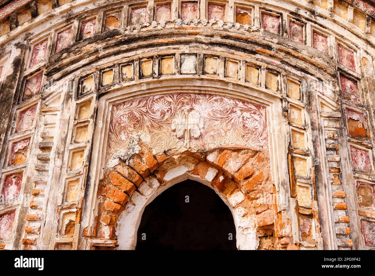 Détail de porte architecturale à l'emblématique Hindu Nava Kailash ou 108 Shiv Mandirs à Kalna ou Ambika Kalna, district de Purba Bardhaman, Bengale occidental, Inde Banque D'Images