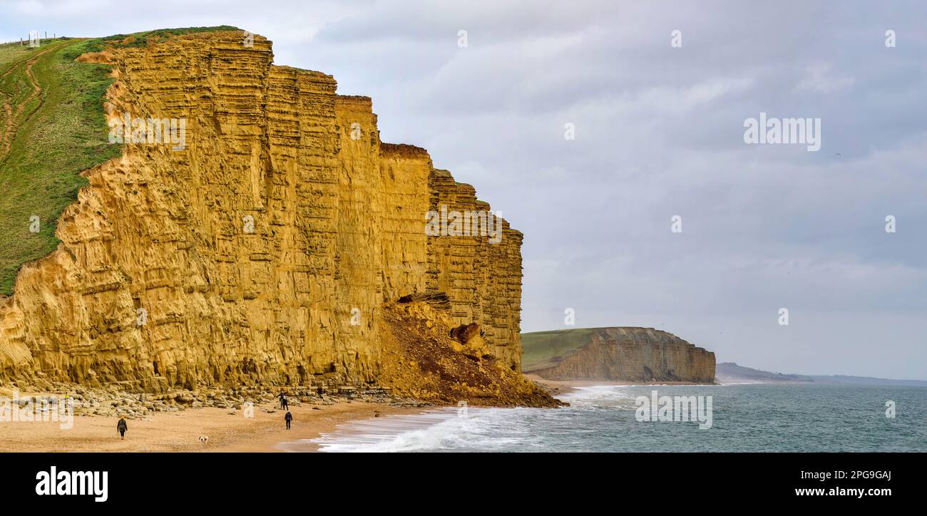 Pont de West Bay avec une grande chute de falaise bloquant la plage sur la côte jurassique site du patrimoine mondial utilisé pour de nombreuses séries TV incluant Broadchurch Banque D'Images