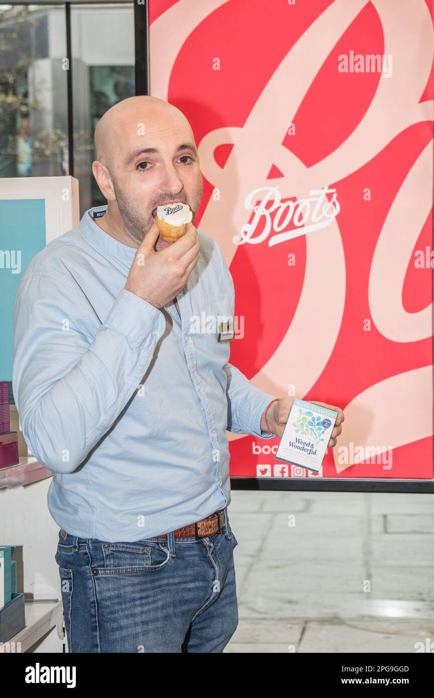 Londres, Royaume-Uni. 21st mars 2023. Le Dr Craig Rose lance les suppléments Doctor Seaweed & Wonderful dans les magasins Boots. Cristina Massei/Alamy Live News Banque D'Images