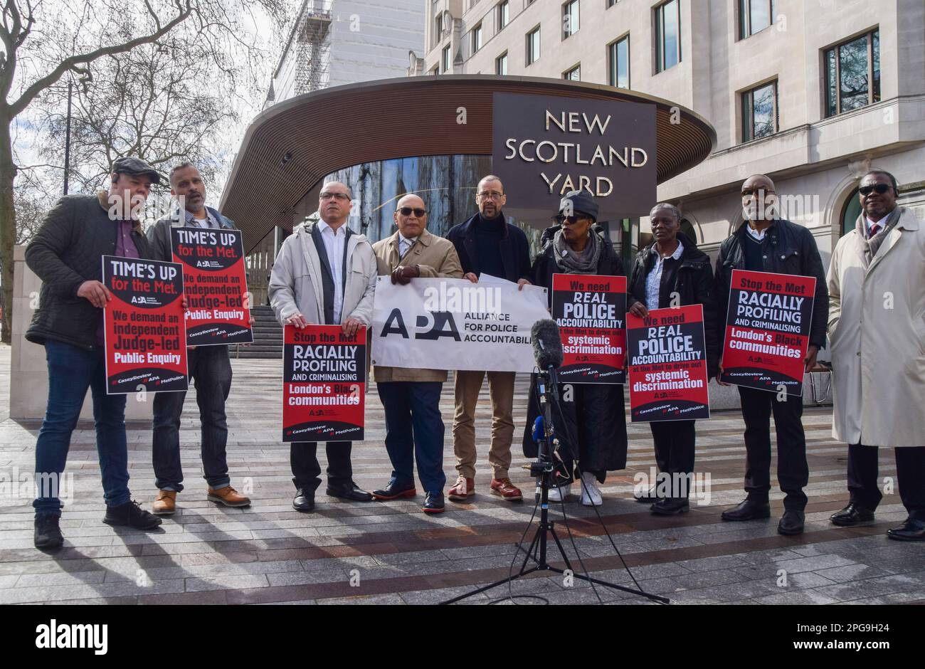 Londres, Royaume-Uni. 21st mars 2023. Des membres de l’Alliance pour la responsabilité policière et d’autres ont parlé à la presse en dehors de New Scotland Yard à la suite des conclusions du rapport de la baronne Louise Casey sur la police métropolitaine, qui décrit la force comme « institutionnellement raciste, misogyne et homophobe ». Banque D'Images