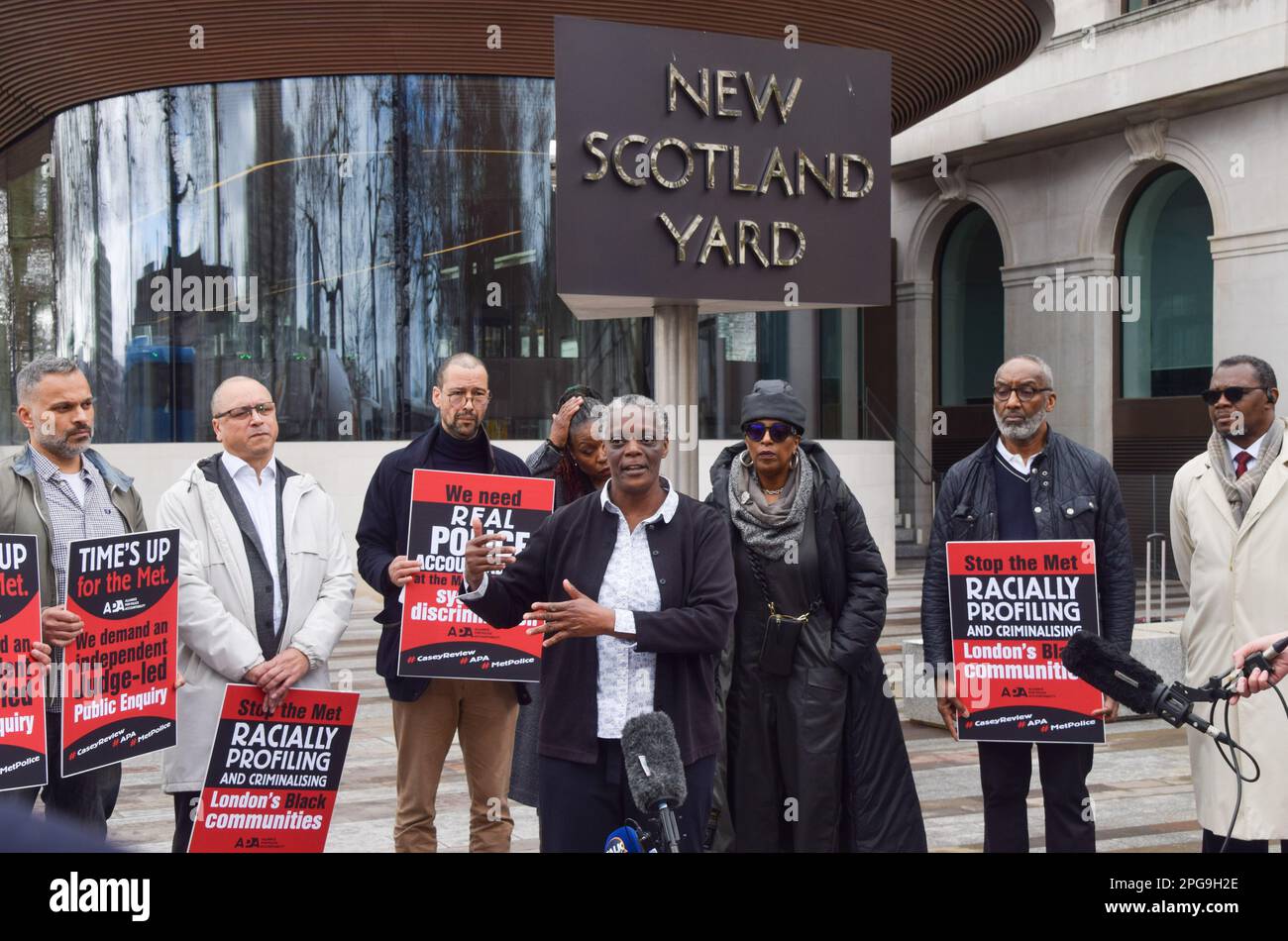 Londres, Royaume-Uni. 21st mars 2023. Des membres de l’Alliance pour la responsabilité policière et d’autres ont parlé à la presse en dehors de New Scotland Yard à la suite des conclusions du rapport de la baronne Louise Casey sur la police métropolitaine, qui décrit la force comme « institutionnellement raciste, misogyne et homophobe ». Banque D'Images