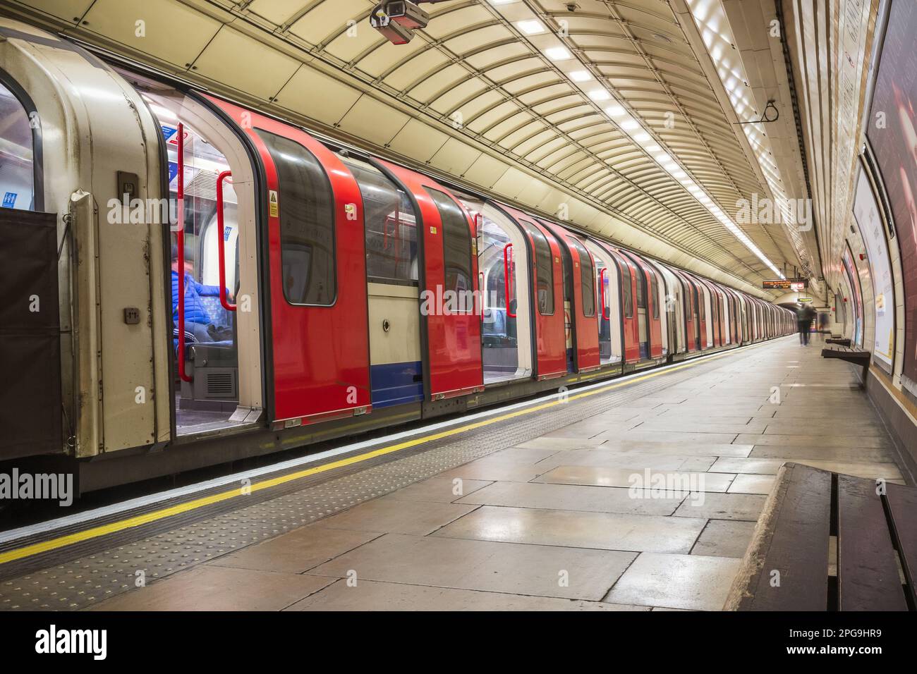 Train en attente de départ à la plate-forme de la station de métro de Londres (Gants Hill) Banque D'Images