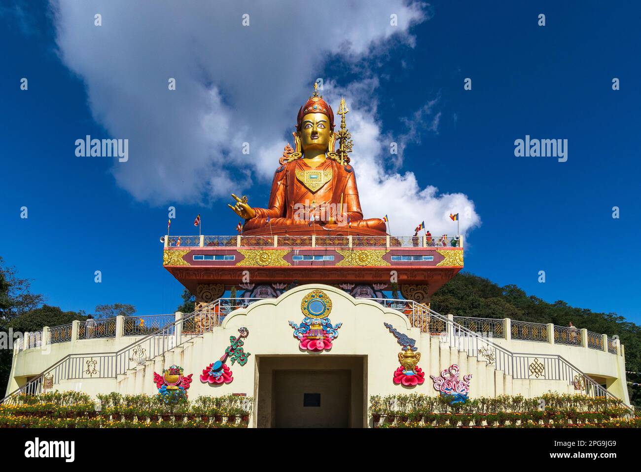La Sainte statue de Guru Padmasambhava ou née d'un lotus, Guru Rinpoché, était un maître bouddhiste indien tantrique Vajra qui enseignait Vajrayana au Tibet. Bleu Banque D'Images