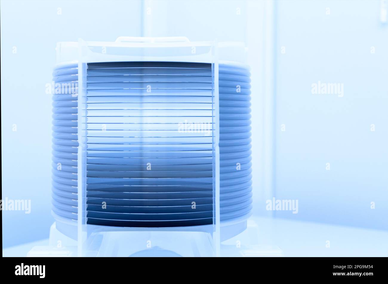 Lot de plaquettes de silicium conditionnées dans une boîte de stockage en plastique dans la salle blanche d'une fonderie de semi-conducteurs prête pour la production de micropuces. Banque D'Images