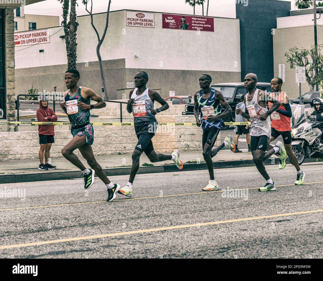 19 mars 2023, Los Angeles, CA, Etats-Unis : les coureurs participent au Marathon annuel de Los Angeles 38th à Los Angeles, CA. Coureurs de gauche à droite (Bib Banque D'Images