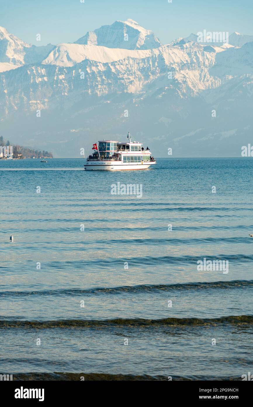 Thun, Suisse, 12 février 2023 petit bateau avec passagers lors d'une croisière sur le lac de Thun Banque D'Images