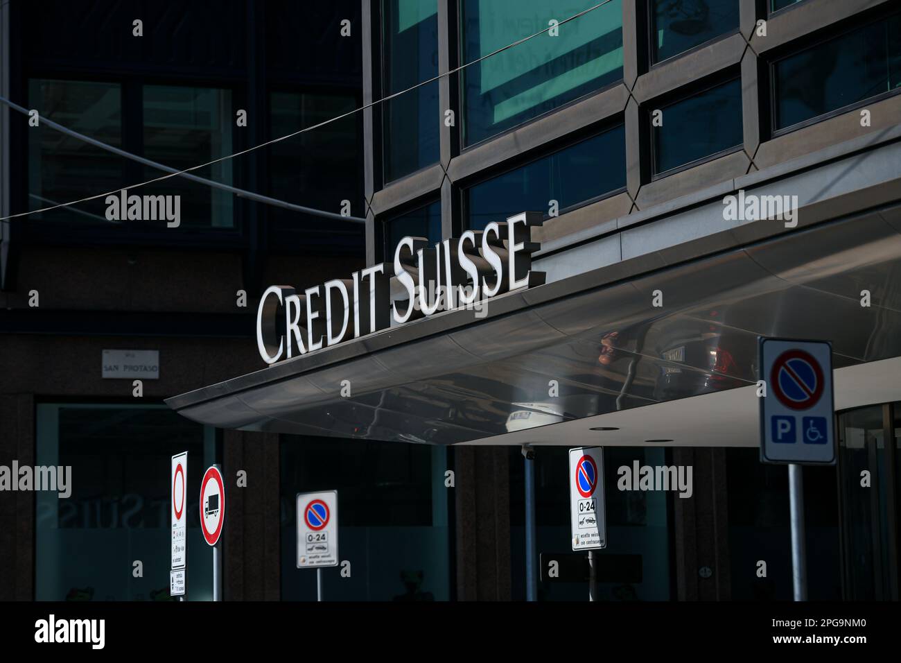 MILAN, ITALIE - MARS 21: Credit Suisse banque suisse à Milan, Italie sur 21 mars 2023. La banque rivale UBS va acquérir le crédit Suisse pour 3 milliards de francs suisses, soit l'équivalent de $3,24 milliards. Crédit: Piero Cruciatti/Alay Live News Banque D'Images