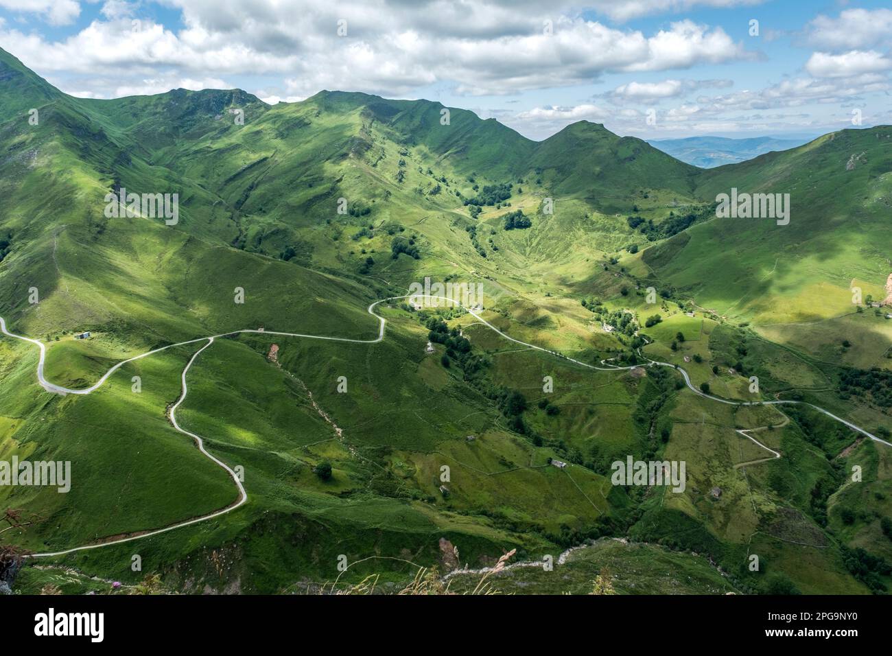 Paysage de montagne vert avec route sinueuse en Cantabrie, Espagne Banque D'Images