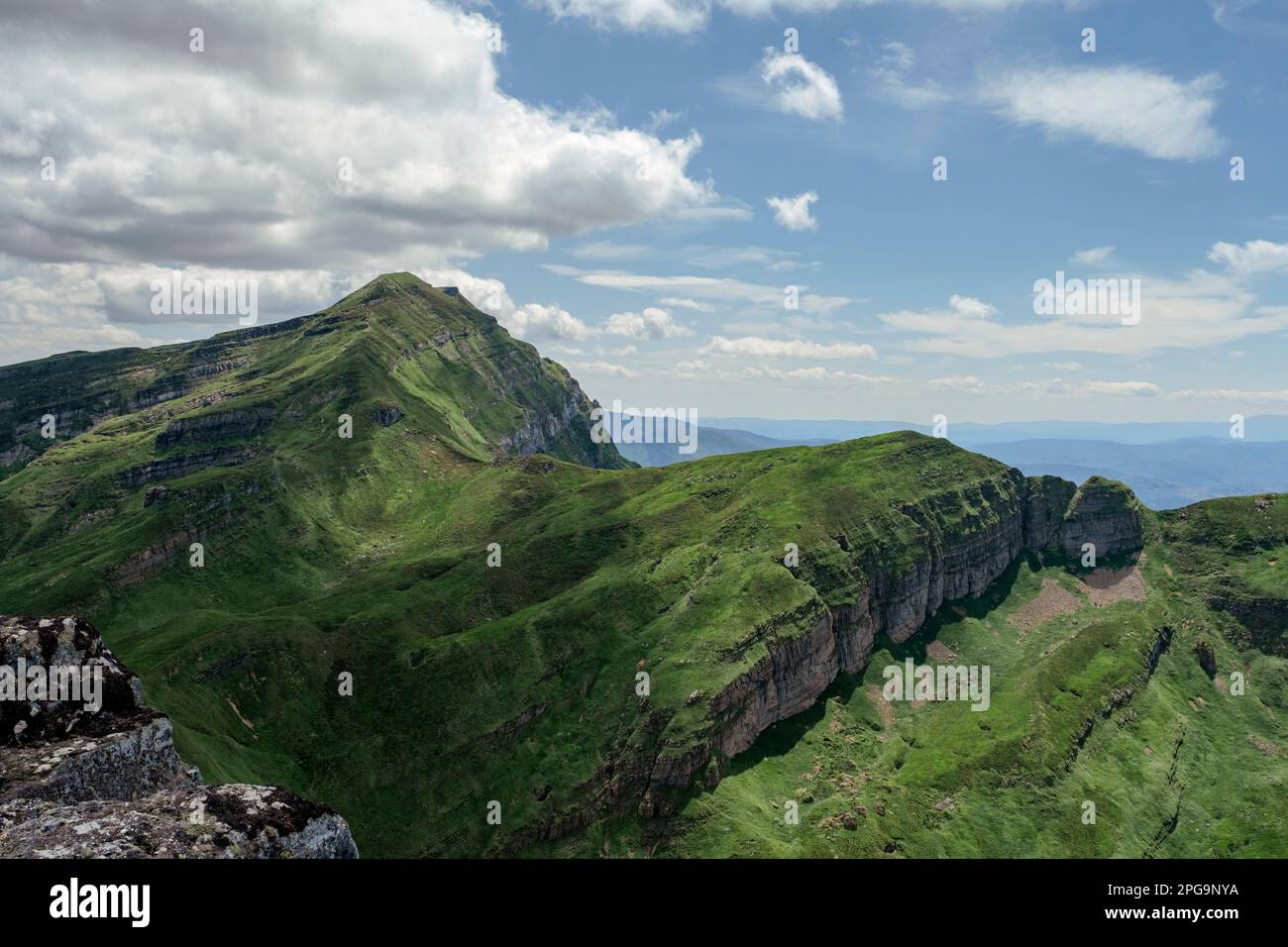 Paysage de montagne vert, pic de Castro Valfera dans les montagnes Cantabriennes, nord de l'Espagne. Banque D'Images