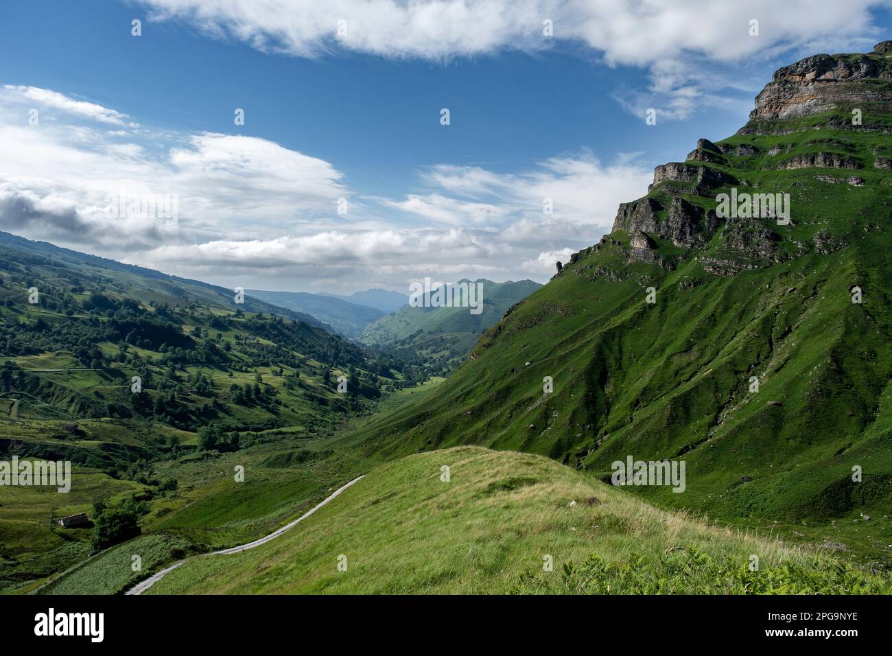 Belle vue sur la vallée verdoyante dans les montagnes, vallée de Miera, Valles Pasiegos, Cantabrie, Espagne Banque D'Images