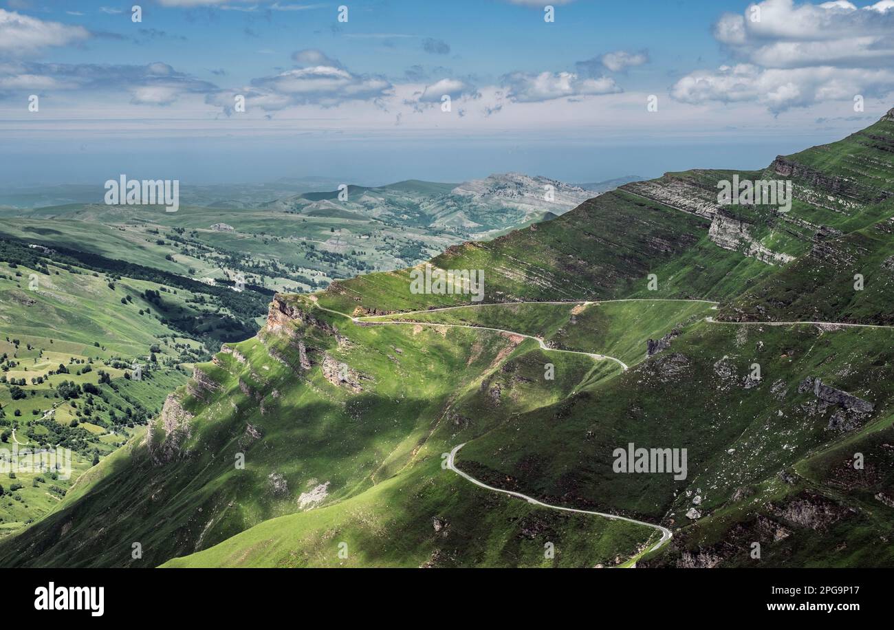 Route sinueuse dans les montagnes Cantabriennes, Espagne Banque D'Images