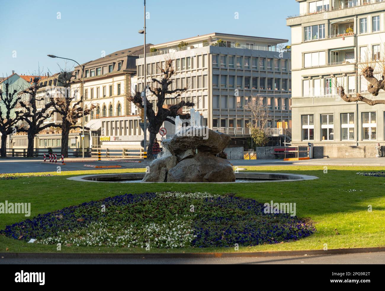 Thun, Suisse, 13 février 2023 rond-point avec des fleurs au milieu du centre-ville Banque D'Images