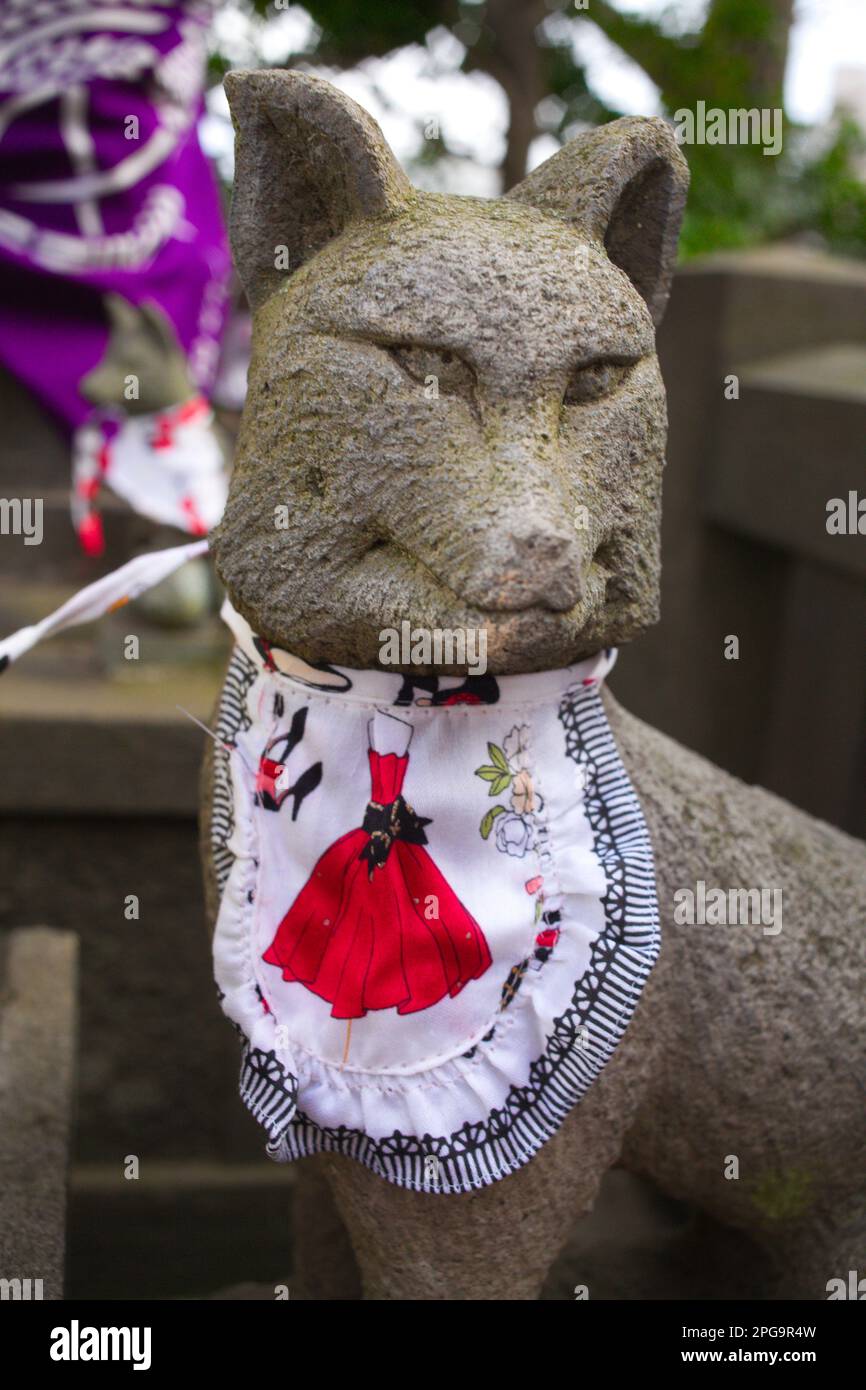 Japon, Tokyo, Temple Matsuchiyama Shoden, statue de renard Inari, Banque D'Images