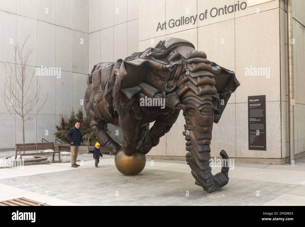 Les passants admirent une sculpture en bronze d'un éléphant   'Couch Monster: Sadzěʔ yaaghęhch'ill   devant le Art Gallery of Ontario à Toronto Banque D'Images