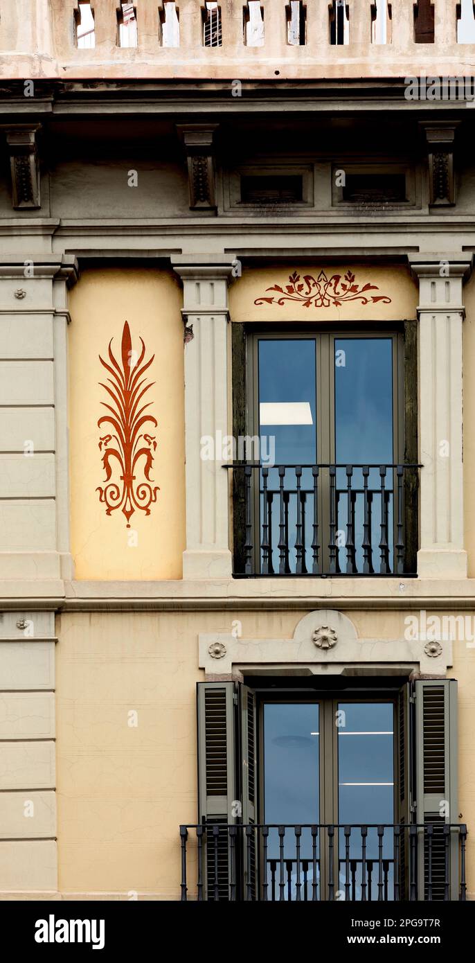 Photo en couleur sur la façade de ce bâtiment historique représentant un caractère, un animal ou une fleur. Situé à Eixample, Barcelone, Catalunya, Banque D'Images