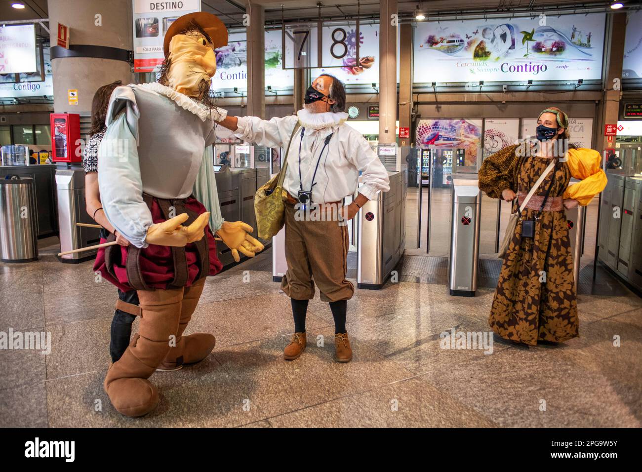 Acteurs exécutant Don Quichotte de la Mancha et Dulcinea del Toposo à la gare d'Atocha à Madrid, Espagne. Train Cervantes entre la gare d'Atocha an Banque D'Images