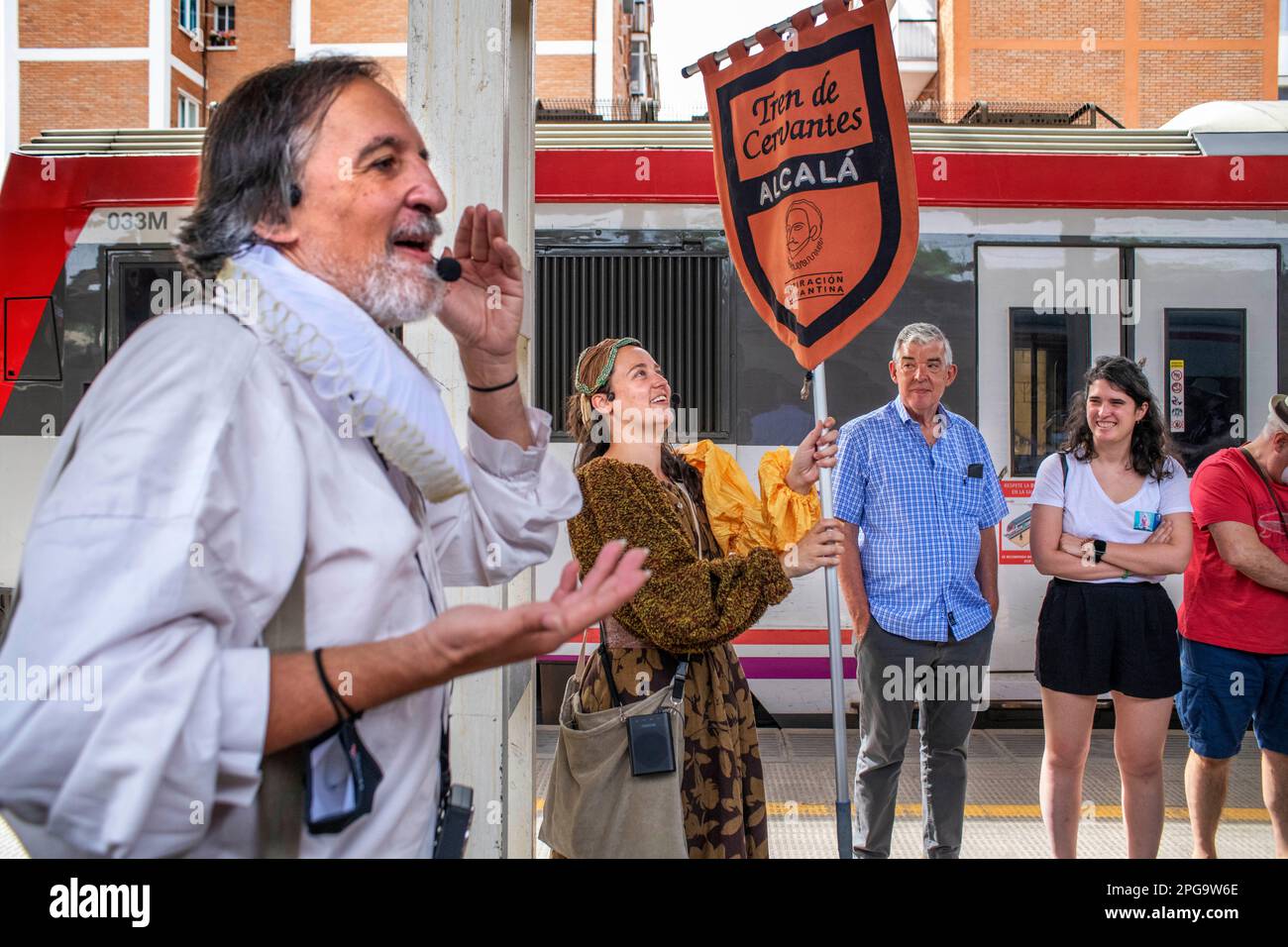 Acteurs exécutant Don Quichotte de la Mancha et Dulcinea del Toposo à l'intérieur du train Cervantes entre la gare d'Atocha et Alcala de Henares, Madr Banque D'Images