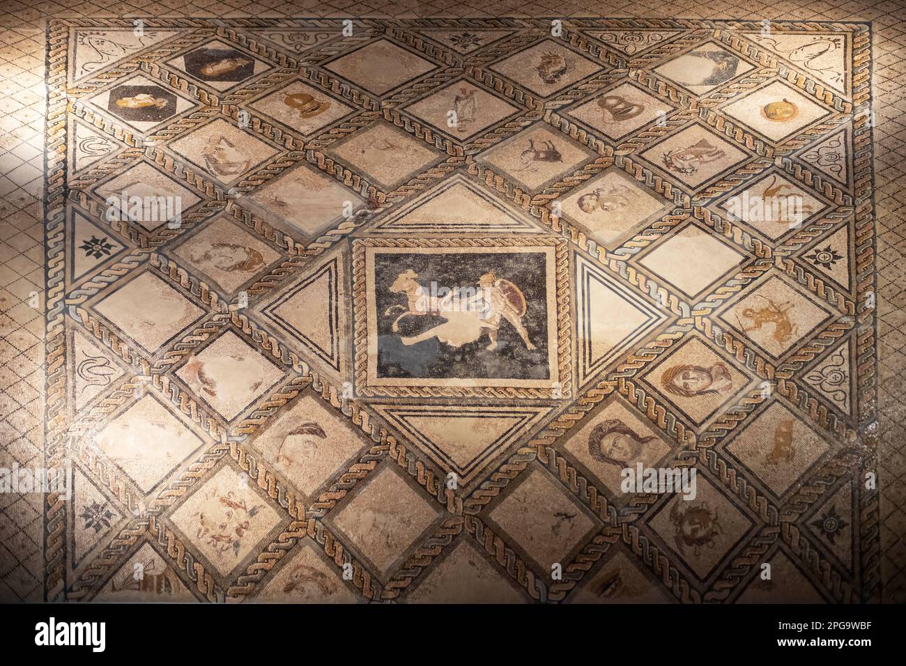 Mosaïque d'Aquiles et de Pentesilea du IV siècle à l'intérieur du musée archéologique régional de Madrid à Alcala de Henares, province de Madrid, Espagne. Le Banque D'Images