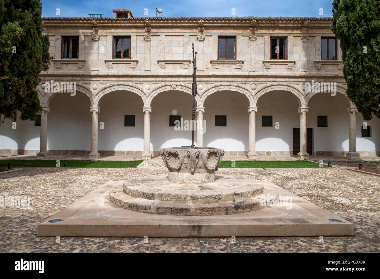 Façade de l'Université d'Alcala de Henares, province de Madrid, Espagne. 17th Century patio Maire de l'Antigua Universidad ou Colegio de San Ildefonso. Banque D'Images