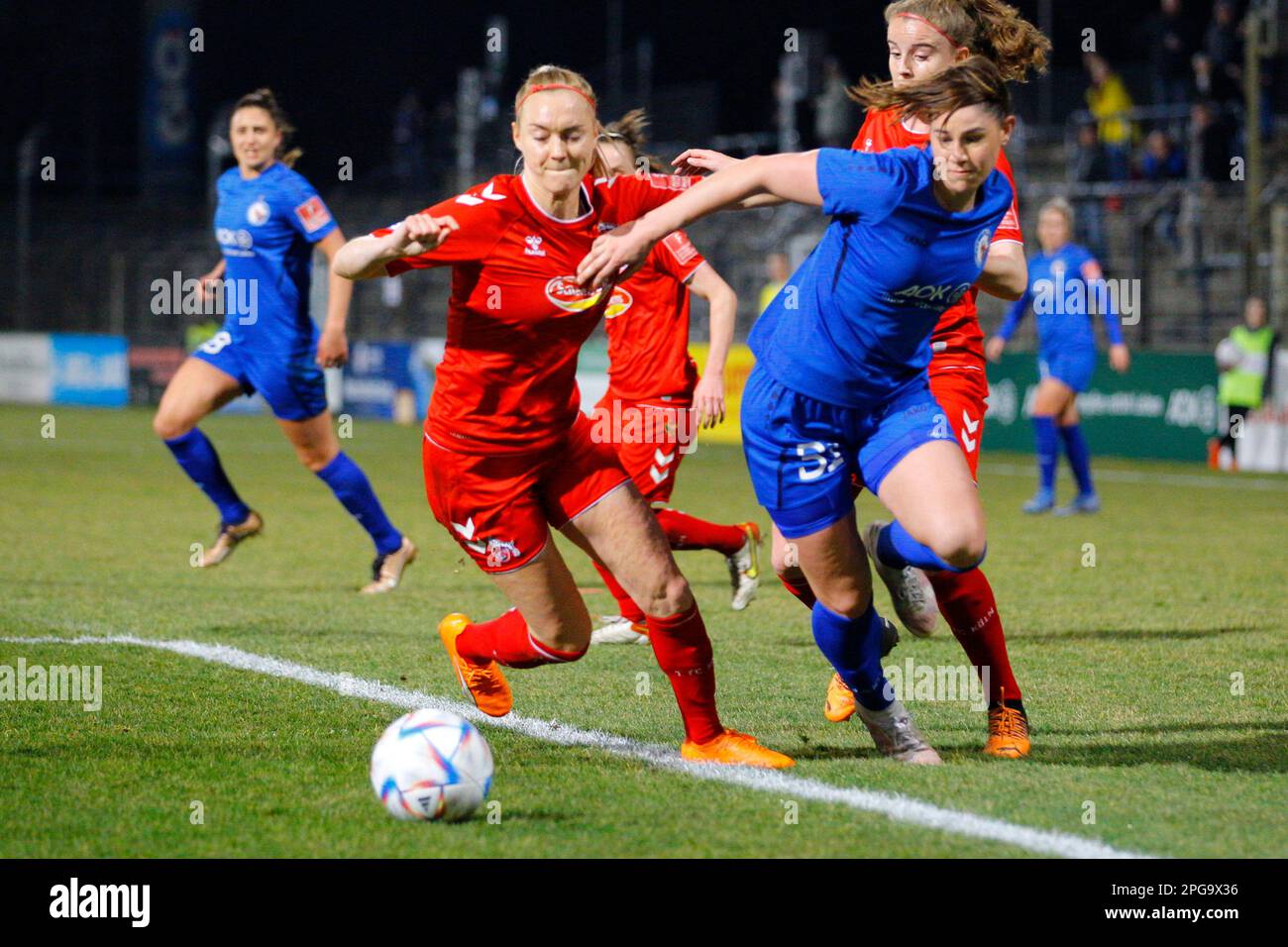 Potsdam, Allemagne, 21 mars 2023. Jessica de Filippo de 1. FFC turbine Potsdam et Sarah Puntigam à partir de 1. FC Köln (1. FC Cologne) en action pendant le match entre 1. FFC turbine Potsdam vs. 1. FC Köln (1. FC Cologne), match 14 (spieltag 14), FlyerAlarm Frauen Bundesliga (Bundesliga féminine) 2022/23, Karl-Liebknecht-Stadion, Potsdam, Allemagne, 21 mars, 2023. Iñaki Esnaola Banque D'Images