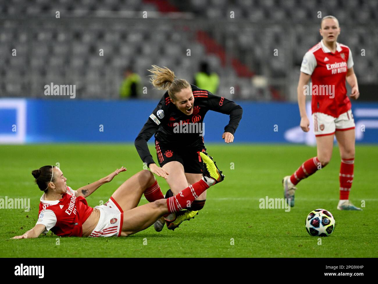 Munich, Allemagne. 21st mars 2023. Football, femmes : Ligue des Champions, Bayern Munich - WFC Arsenal, knockout round, quarterfinales, première étape, Allianz Arena. Le Sydney Lohmann (m) et le Caitlin Foord d'Arsenal (l) se battent pour le ballon. Credit: Peter Kneffel/dpa/Alay Live News Banque D'Images