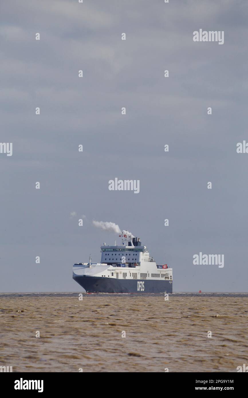 RO-RO (Roll On - Roll Off) navire de cargaison Magnolia Seaways entrant dans le port de Felixstowe, Suffolk, Royaume-Uni Banque D'Images