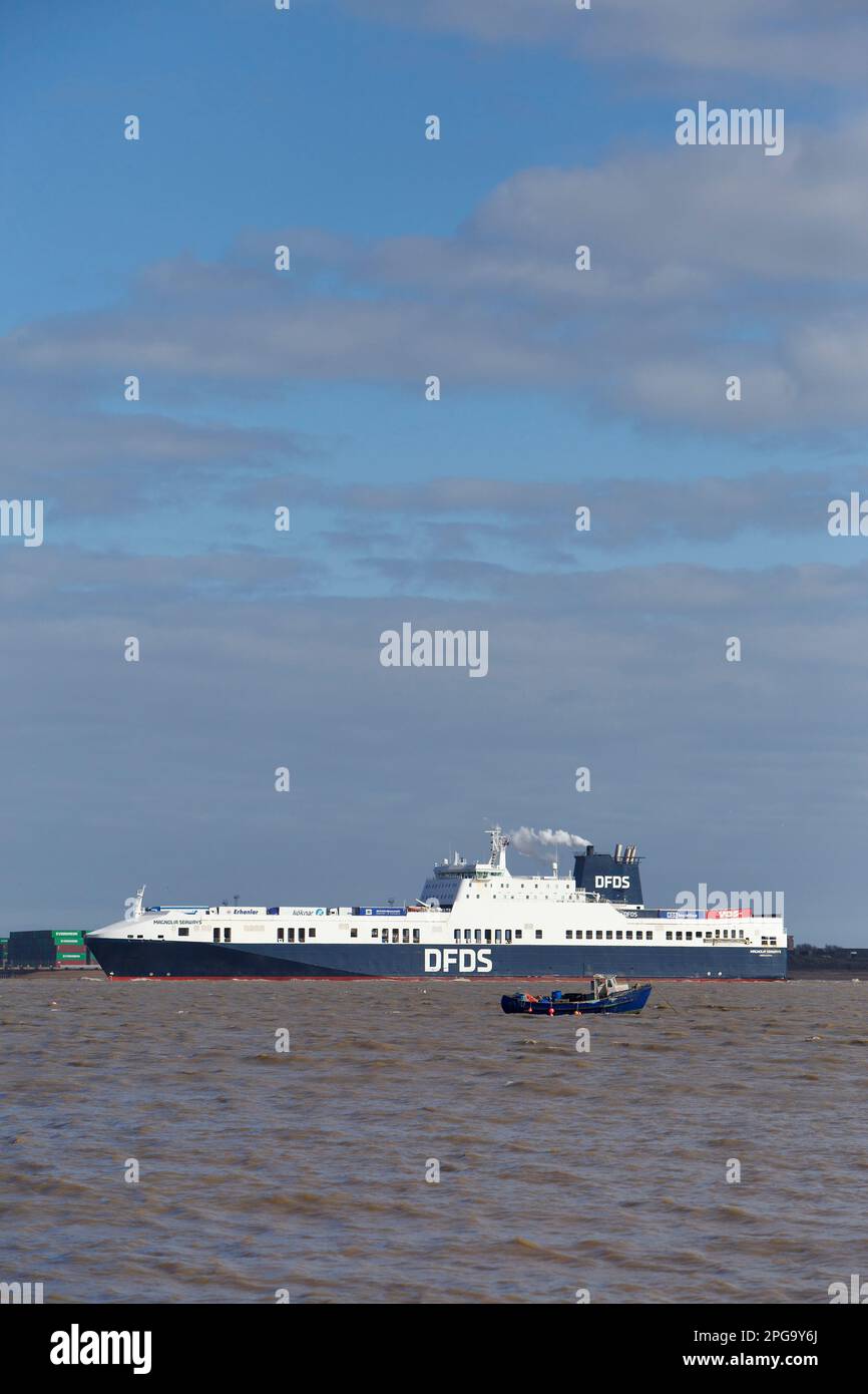 RO-RO (Roll On - Roll Off) navire de cargaison Magnolia Seaways entrant dans le port de Felixstowe, Suffolk, Royaume-Uni Banque D'Images