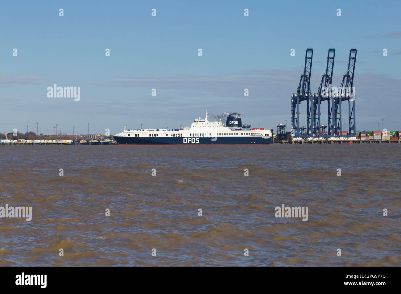 RO-RO (Roll On - Roll Off) navire de cargaison Magnolia Seaways entrant dans le port de Felixstowe, Suffolk, Royaume-Uni Banque D'Images