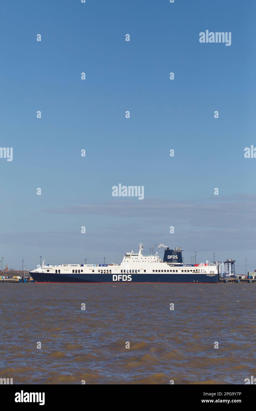 RO-RO (Roll On - Roll Off) navire de cargaison Magnolia Seaways entrant dans le port de Felixstowe, Suffolk, Royaume-Uni Banque D'Images