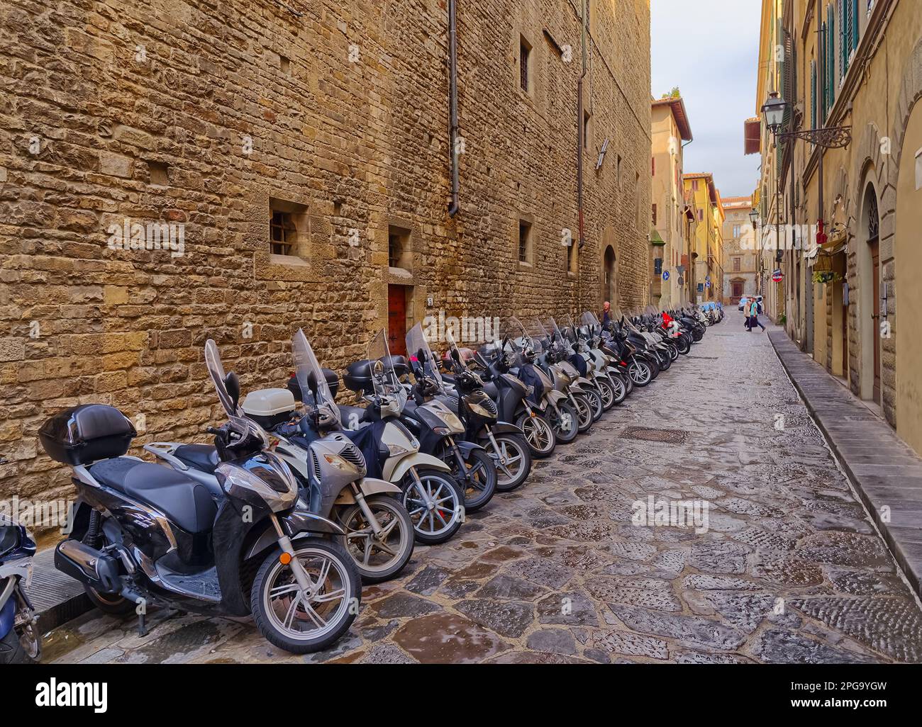 Motos garées dans une rue étroite de Florence Italie Banque D'Images