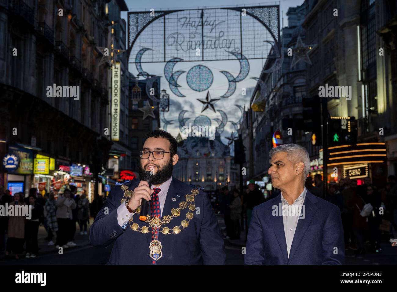 Londres, Royaume-Uni. 21 mars 2023. (L) le conseiller Hamza Taouzzale, Lord Mayor of Westminster, et Sadiq Khan, Maire de Londres, à l'entrée en fonction de la première installation de lumières du Ramadan à Piccadilly Circus à la veille du premier jour du Ramadan 2023. Les lumières de cette échelle sont une première au Royaume-Uni et en Europe, avec 30 000 lumières durables illuminées dans le centre de Londres pendant tout le mois du Ramadan. Credit: Stephen Chung / Alamy Live News Banque D'Images