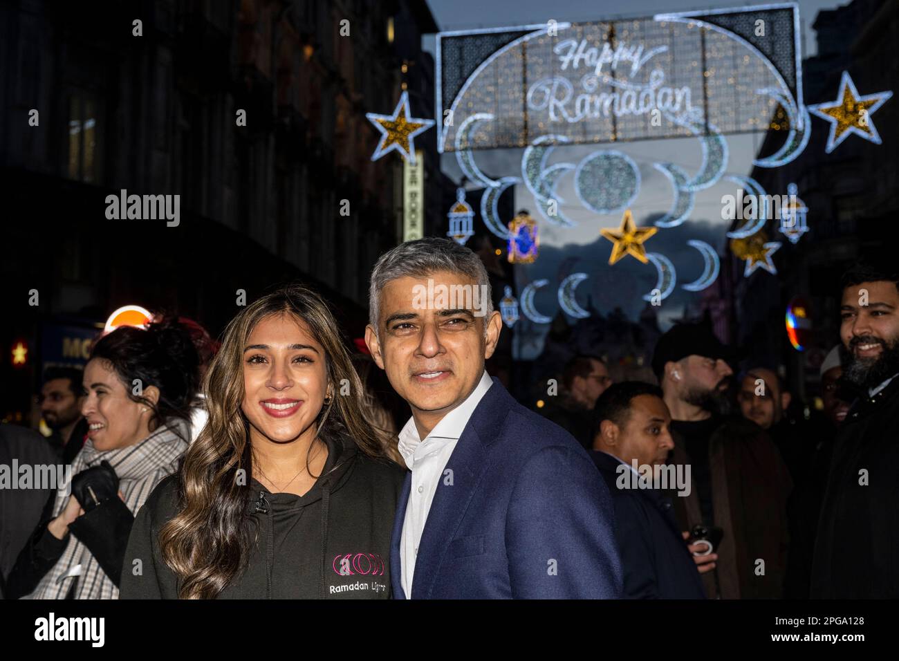 Londres, Royaume-Uni. 21 mars 2023. (L) Aisha Desai, fondateur des lumières du Ramadan, et Sadiq Khan, maire de Londres, à l'interrupteur de la première installation de lumières du Ramadan à Piccadilly Circus à la veille du premier jour du Ramadan 2023. Les lumières de cette échelle sont une première au Royaume-Uni et en Europe, avec 30 000 lumières durables illuminées dans le centre de Londres pendant tout le mois du Ramadan. Credit: Stephen Chung / Alamy Live News Banque D'Images