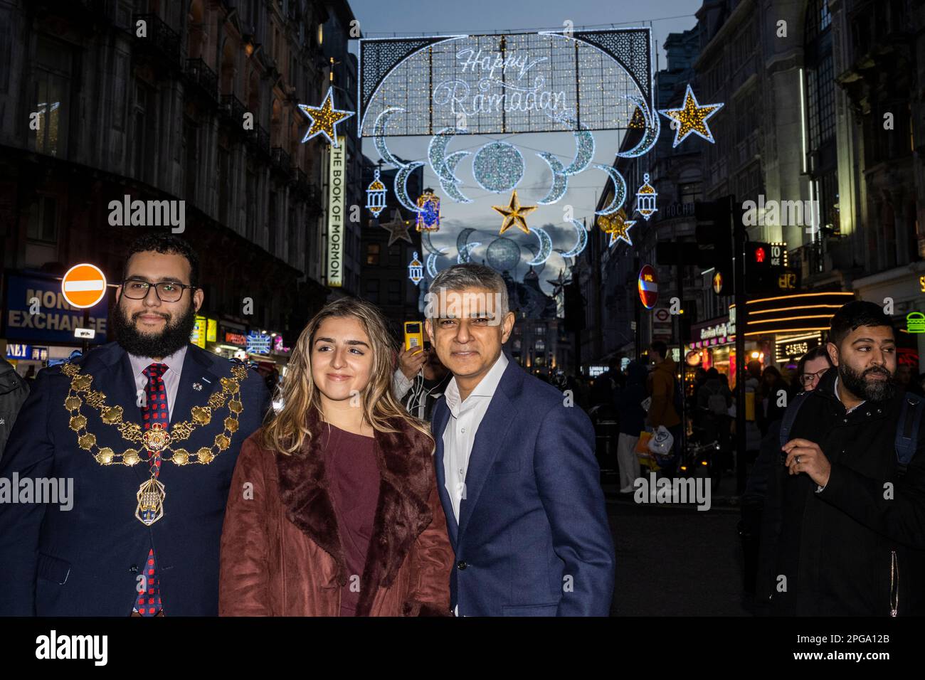 Londres, Royaume-Uni. 21 mars 2023. (L) Conseiller Hamza Taouzzale, Lord Mayor of Westminster, (C) Ros Morgan, PDG de Heart of London Business Alliance, et Sadiq Khan, Maire de Londres, à l'allumage de la première installation de lumières du Ramadan à Piccadilly Circus à la veille du premier jour du Ramadan 2023. Les lumières de cette échelle sont une première au Royaume-Uni et en Europe, avec 30 000 lumières durables illuminées dans le centre de Londres pendant tout le mois du Ramadan. Credit: Stephen Chung / Alamy Live News Banque D'Images