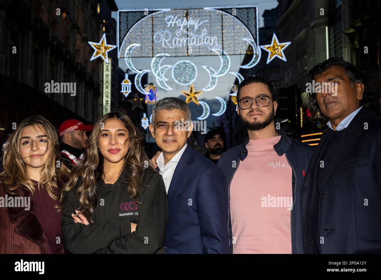 Londres, Royaume-Uni. 21 mars 2023. (L) Ros Morgan, PDG de Heart of London Business Alliance, (2L) Aisha Desai, fondateur de Ramadan Lights, et (C) Sadiq Khan, maire de Londres, à l'entrée en fonction de la première installation de lumières du Ramadan à Piccadilly Circus à la veille du premier jour du Ramadan 2023. Les lumières de cette échelle sont une première au Royaume-Uni et en Europe, avec 30 000 lumières durables illuminées dans le centre de Londres pendant tout le mois du Ramadan. Credit: Stephen Chung / Alamy Live News Banque D'Images