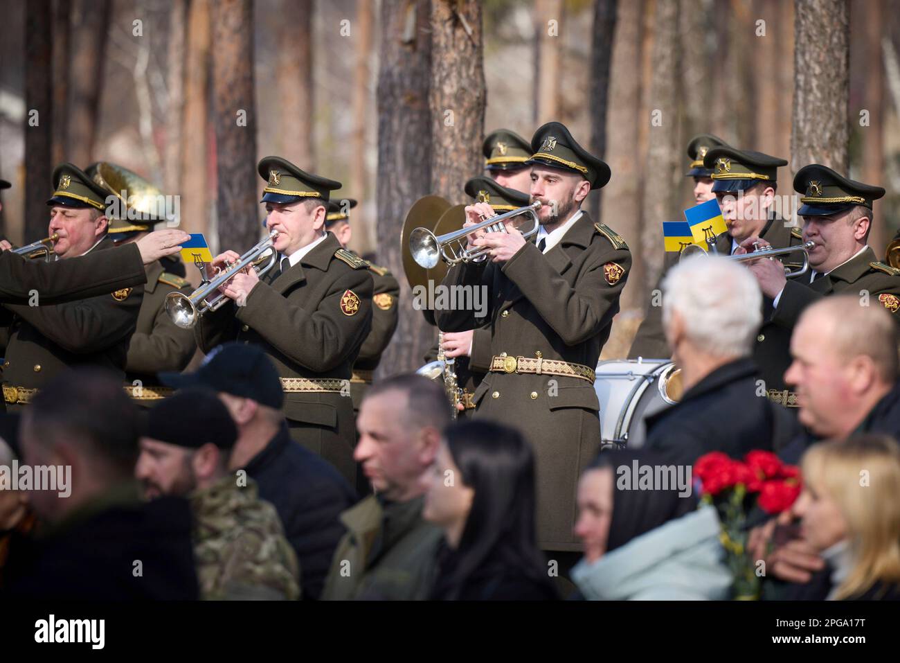 Moschun, Ukraine. 21st mars 2023. Un groupe militaire ukrainien joue au cours de la cérémonie d'ouverture du site commémoratif des Anges de la victoire récemment dévoilé en l'honneur des défenseurs de la capitale, 21 mars 2023 à Moschun, Oblast de Kiev, Ukraine. Crédit: Pool photo/Bureau de presse présidentiel ukrainien/Alamy Live News Banque D'Images