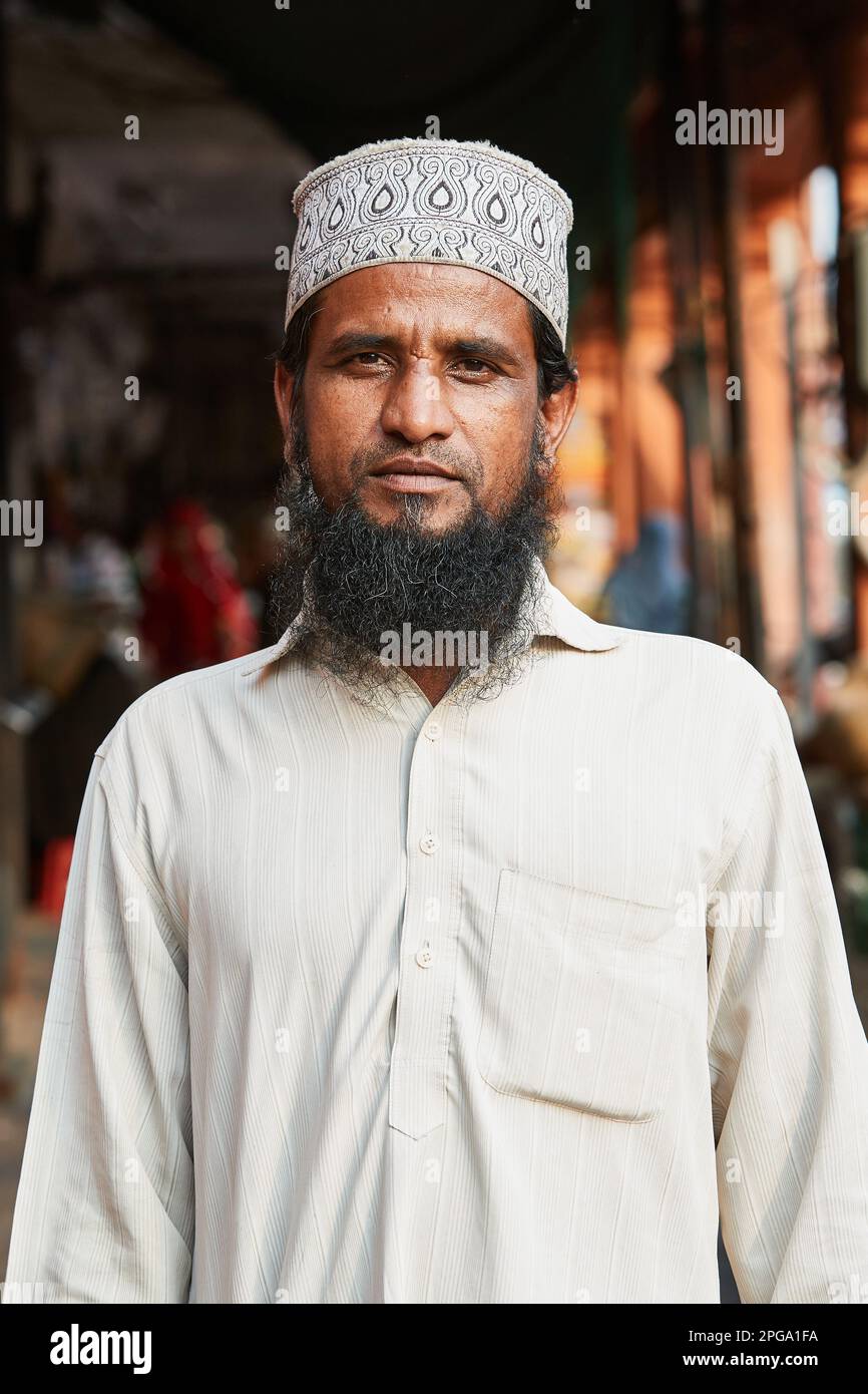 Jaipur, Rajasthan, Inde - Portrait d'un homme musulman en face d'une promenade en piliers Banque D'Images