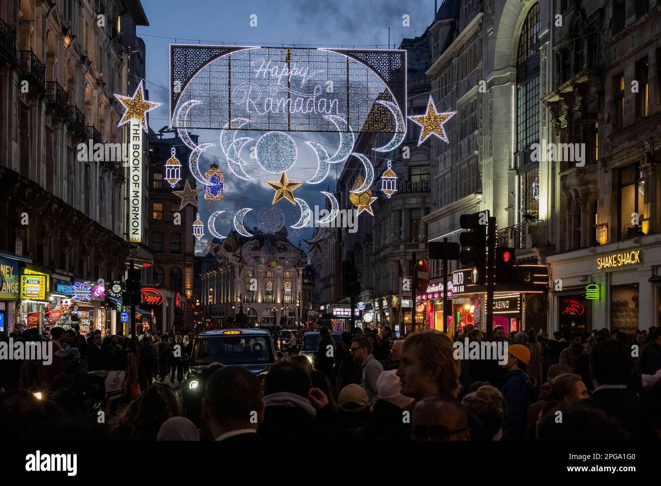 Londres, Royaume-Uni. 21 mars 2023. La première installation de lumières du Ramadan est allumée à Piccadilly Circus à la veille du premier jour du Ramadan 2023. Les lumières de cette échelle sont une première au Royaume-Uni et en Europe, avec 30 000 lumières durables illuminées dans le centre de Londres pendant tout le mois du Ramadan. Credit: Stephen Chung / Alamy Live News Banque D'Images