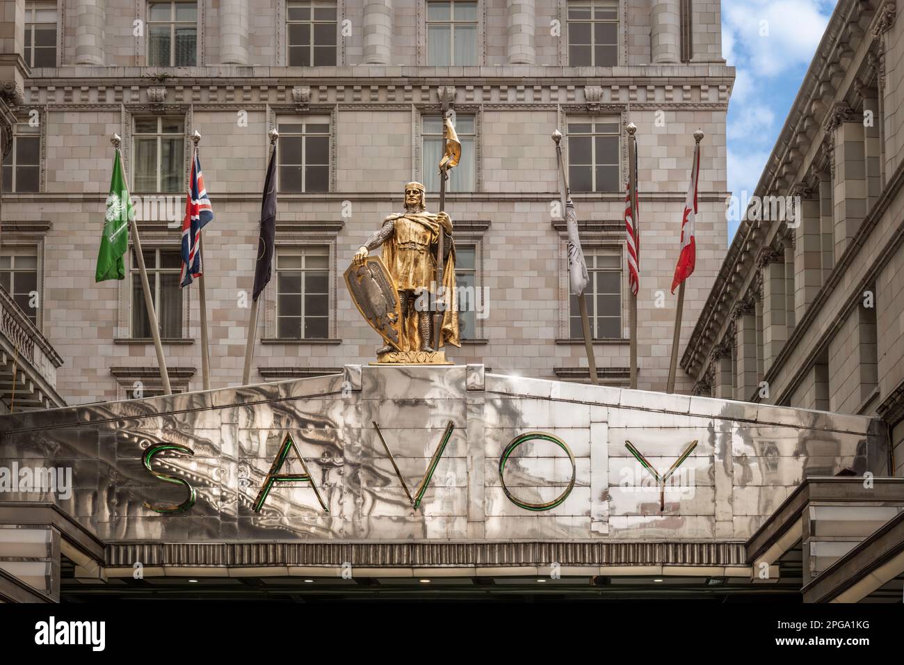 Situé sur le Strand, dans la ville de Westminster, le luxueux Savoy Hotel possède une entrée impressionnante qui lui permet de s'aligner sur sa réputation. Le prestigieux Londres h Banque D'Images
