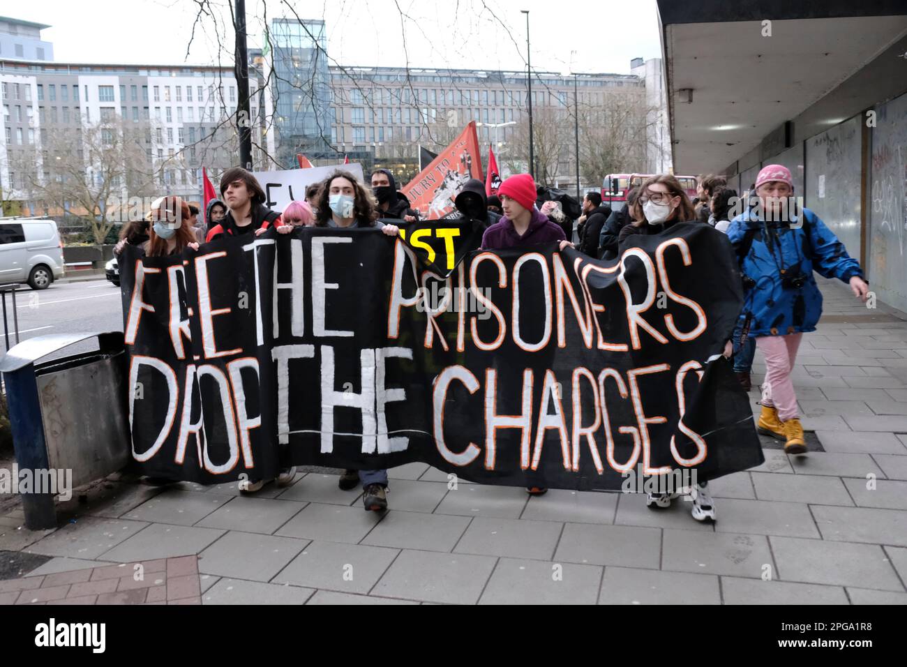 Bristol, Royaume-Uni. 21st mars 2023. Les activistes de Bristol tiennent un rassemblement pour marquer le deuxième anniversaire des perturbations de tuer le projet de loi de 2021, un événement qui a laissé des véhicules brûlés dans le centre de la ville. Malgré les protestations, le projet de loi sur la police, le crime, la sentence et les tribunaux est maintenant entré en vigueur, mais beaucoup de gens ce soir s'inquiètent que les poursuites pour ce désordre de nuits soient toujours en cours. La foule s'est rassemblée au rond-point de Bear Pit pour des discours, puis a défilé au poste de police de Bridewell pour d'autres discours. Crédit : JMF News/Alay Live News Banque D'Images Bristol, Royaume-Uni. 21st mars 2023. Les activistes de Bristol tiennent un rassemblement pour marquer le deuxième anniversaire des perturbations de tuer le projet de loi de 2021, un événement qui a laissé des véhicules brûlés dans le centre de la ville. Malgré les protestations, le projet de loi sur la police, le crime, la sentence et les tribunaux est maintenant entré en vigueur, mais beaucoup de gens ce soir s'inquiètent que les poursuites pour ce désordre de nuits soient toujours en cours. La foule s'est rassemblée au rond-point de Bear Pit pour des discours, puis a défilé au poste de police de Bridewell pour d'autres discours. Crédit : JMF News/Alay Live News Banque D'Images