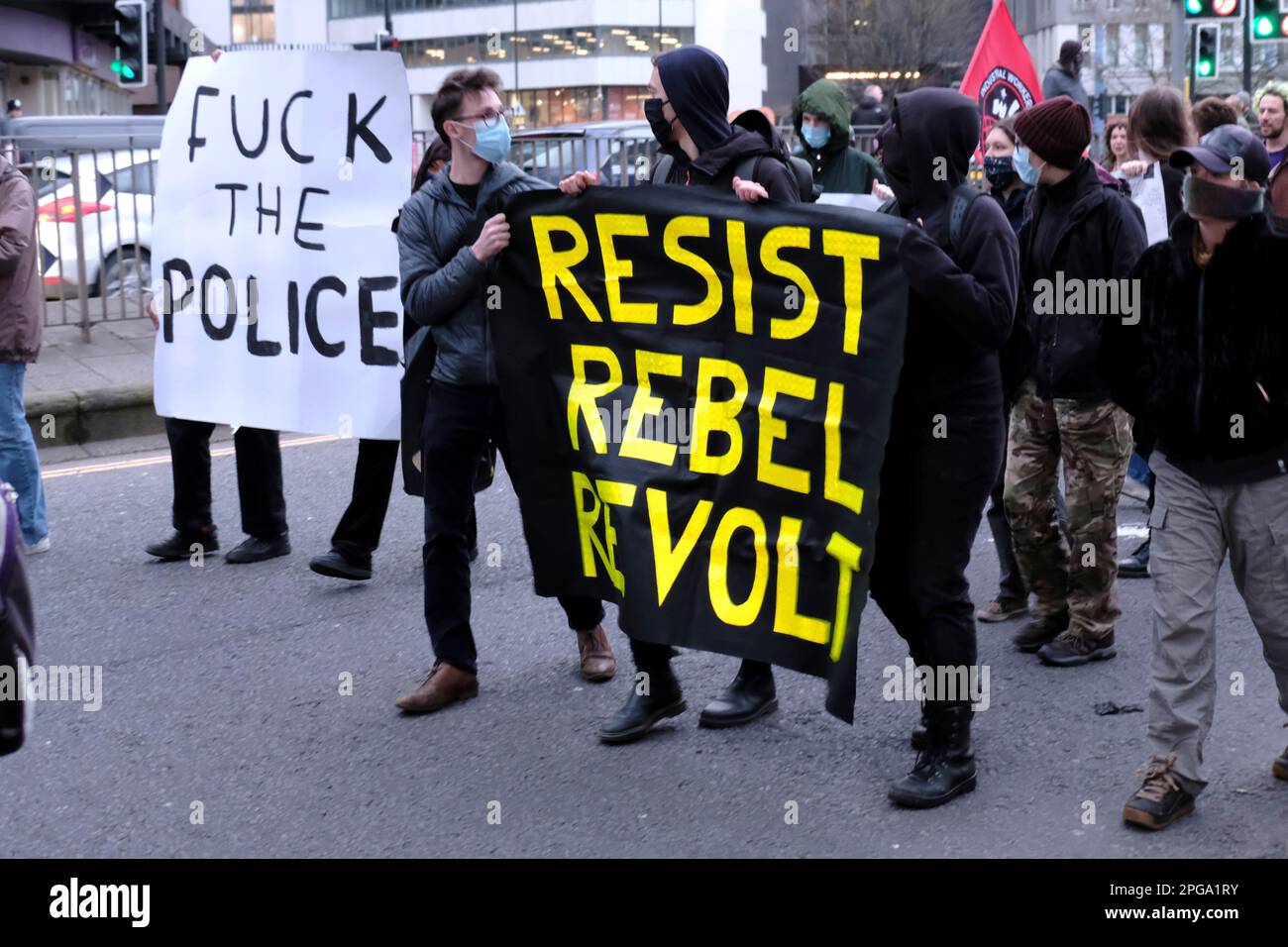 Bristol, Royaume-Uni. 21st mars 2023. Les activistes de Bristol tiennent un rassemblement pour marquer le deuxième anniversaire des perturbations de tuer le projet de loi de 2021, un événement qui a laissé des véhicules brûlés dans le centre de la ville. Malgré les protestations, le projet de loi sur la police, le crime, la sentence et les tribunaux est maintenant entré en vigueur, mais beaucoup de gens ce soir s'inquiètent que les poursuites pour ce désordre de nuits soient toujours en cours. La foule s'est rassemblée au rond-point de Bear Pit pour des discours, puis a défilé au poste de police de Bridewell pour d'autres discours. Crédit : JMF News/Alay Live News Banque D'Images Bristol, Royaume-Uni. 21st mars 2023. Les activistes de Bristol tiennent un rassemblement pour marquer le deuxième anniversaire des perturbations de tuer le projet de loi de 2021, un événement qui a laissé des véhicules brûlés dans le centre de la ville. Malgré les protestations, le projet de loi sur la police, le crime, la sentence et les tribunaux est maintenant entré en vigueur, mais beaucoup de gens ce soir s'inquiètent que les poursuites pour ce désordre de nuits soient toujours en cours. La foule s'est rassemblée au rond-point de Bear Pit pour des discours, puis a défilé au poste de police de Bridewell pour d'autres discours. Crédit : JMF News/Alay Live News Banque D'Images