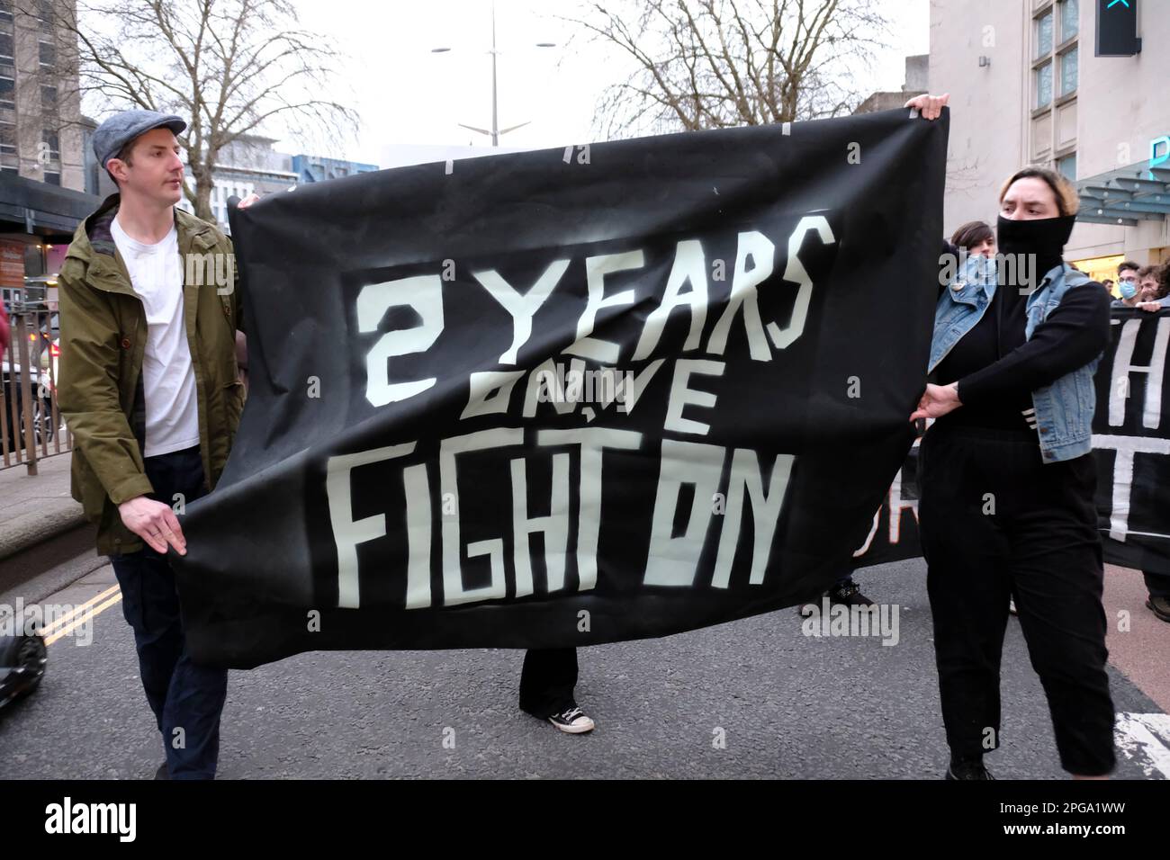 Bristol, Royaume-Uni. 21st mars 2023. Les activistes de Bristol tiennent un rassemblement pour marquer le deuxième anniversaire des perturbations de tuer le projet de loi de 2021, un événement qui a laissé des véhicules brûlés dans le centre de la ville. Malgré les protestations, le projet de loi sur la police, le crime, la sentence et les tribunaux est maintenant entré en vigueur, mais beaucoup de gens ce soir s'inquiètent que les poursuites pour ce désordre de nuits soient toujours en cours. La foule s'est rassemblée au rond-point de Bear Pit pour des discours, puis a défilé au poste de police de Bridewell pour d'autres discours. Crédit : JMF News/Alay Live News Banque D'Images Bristol, Royaume-Uni. 21st mars 2023. Les activistes de Bristol tiennent un rassemblement pour marquer le deuxième anniversaire des perturbations de tuer le projet de loi de 2021, un événement qui a laissé des véhicules brûlés dans le centre de la ville. Malgré les protestations, le projet de loi sur la police, le crime, la sentence et les tribunaux est maintenant entré en vigueur, mais beaucoup de gens ce soir s'inquiètent que les poursuites pour ce désordre de nuits soient toujours en cours. La foule s'est rassemblée au rond-point de Bear Pit pour des discours, puis a défilé au poste de police de Bridewell pour d'autres discours. Crédit : JMF News/Alay Live News Banque D'Images