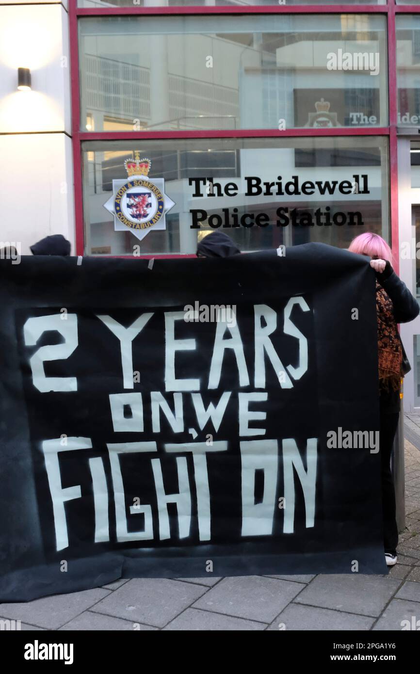 Bristol, Royaume-Uni. 21st mars 2023. Les activistes de Bristol tiennent un rassemblement pour marquer le deuxième anniversaire des perturbations de tuer le projet de loi de 2021, un événement qui a laissé des véhicules brûlés dans le centre de la ville. Malgré les protestations, le projet de loi sur la police, le crime, la sentence et les tribunaux est maintenant entré en vigueur, mais beaucoup de gens ce soir s'inquiètent que les poursuites pour ce désordre de nuits soient toujours en cours. La foule s'est rassemblée au rond-point de Bear Pit pour des discours, puis a défilé au poste de police de Bridewell pour d'autres discours. Crédit : JMF News/Alay Live News Banque D'Images Bristol, Royaume-Uni. 21st mars 2023. Les activistes de Bristol tiennent un rassemblement pour marquer le deuxième anniversaire des perturbations de tuer le projet de loi de 2021, un événement qui a laissé des véhicules brûlés dans le centre de la ville. Malgré les protestations, le projet de loi sur la police, le crime, la sentence et les tribunaux est maintenant entré en vigueur, mais beaucoup de gens ce soir s'inquiètent que les poursuites pour ce désordre de nuits soient toujours en cours. La foule s'est rassemblée au rond-point de Bear Pit pour des discours, puis a défilé au poste de police de Bridewell pour d'autres discours. Crédit : JMF News/Alay Live News Banque D'Images