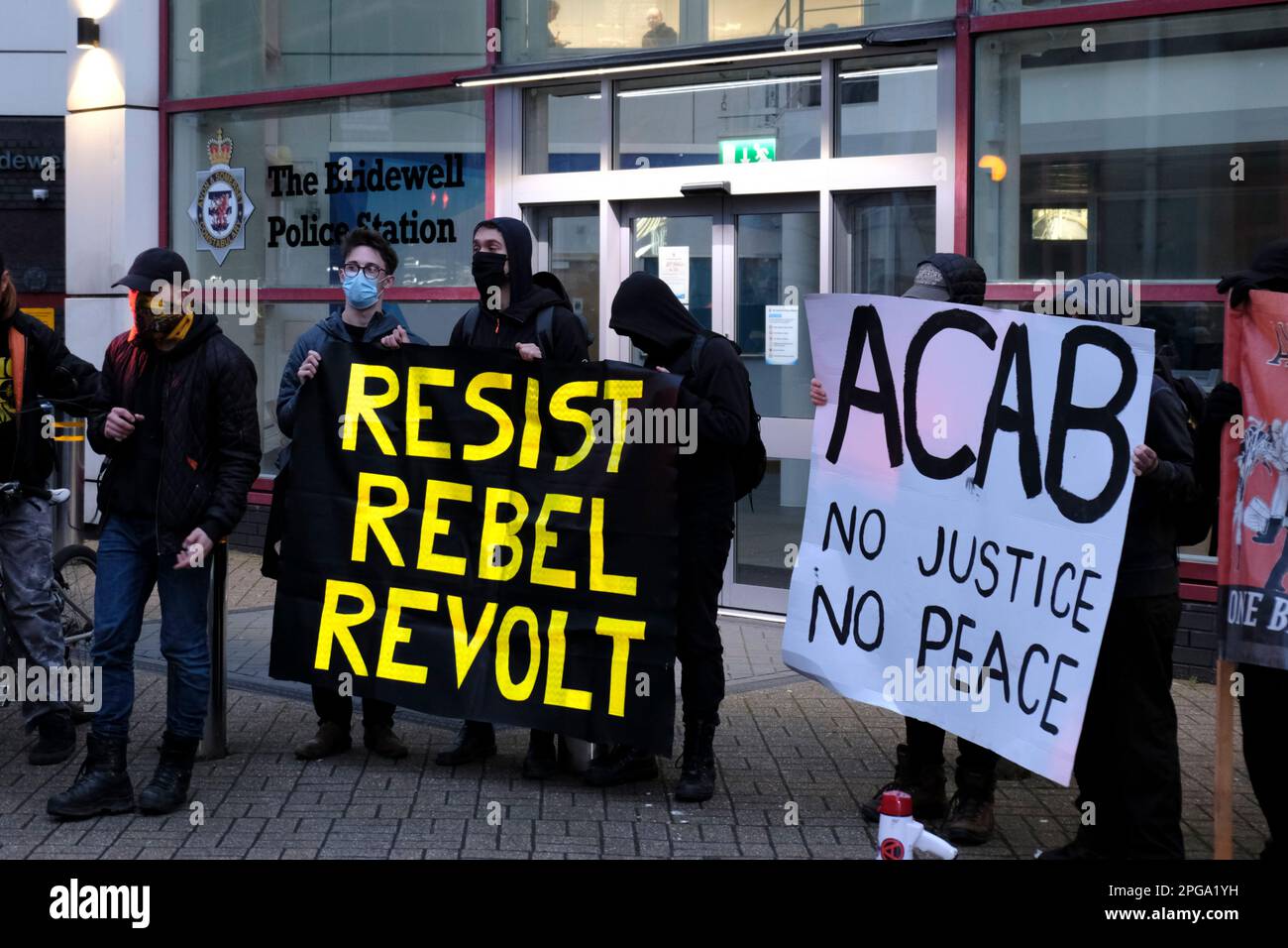 Bristol, Royaume-Uni. 21st mars 2023. Les activistes de Bristol tiennent un rassemblement pour marquer le deuxième anniversaire des perturbations de tuer le projet de loi de 2021, un événement qui a laissé des véhicules brûlés dans le centre de la ville. Malgré les protestations, le projet de loi sur la police, le crime, la sentence et les tribunaux est maintenant entré en vigueur, mais beaucoup de gens ce soir s'inquiètent que les poursuites pour ce désordre de nuits soient toujours en cours. La foule s'est rassemblée au rond-point de Bear Pit pour des discours, puis a défilé au poste de police de Bridewell pour d'autres discours. Crédit : JMF News/Alay Live News Banque D'Images Bristol, Royaume-Uni. 21st mars 2023. Les activistes de Bristol tiennent un rassemblement pour marquer le deuxième anniversaire des perturbations de tuer le projet de loi de 2021, un événement qui a laissé des véhicules brûlés dans le centre de la ville. Malgré les protestations, le projet de loi sur la police, le crime, la sentence et les tribunaux est maintenant entré en vigueur, mais beaucoup de gens ce soir s'inquiètent que les poursuites pour ce désordre de nuits soient toujours en cours. La foule s'est rassemblée au rond-point de Bear Pit pour des discours, puis a défilé au poste de police de Bridewell pour d'autres discours. Crédit : JMF News/Alay Live News Banque D'Images